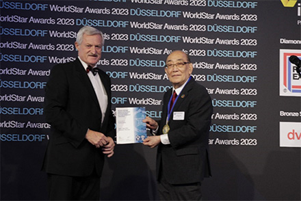 生涯包装功労賞を受賞された有田俊雄氏（右）と世界包装機構のPresident, Pierre Pienaar教授（左）